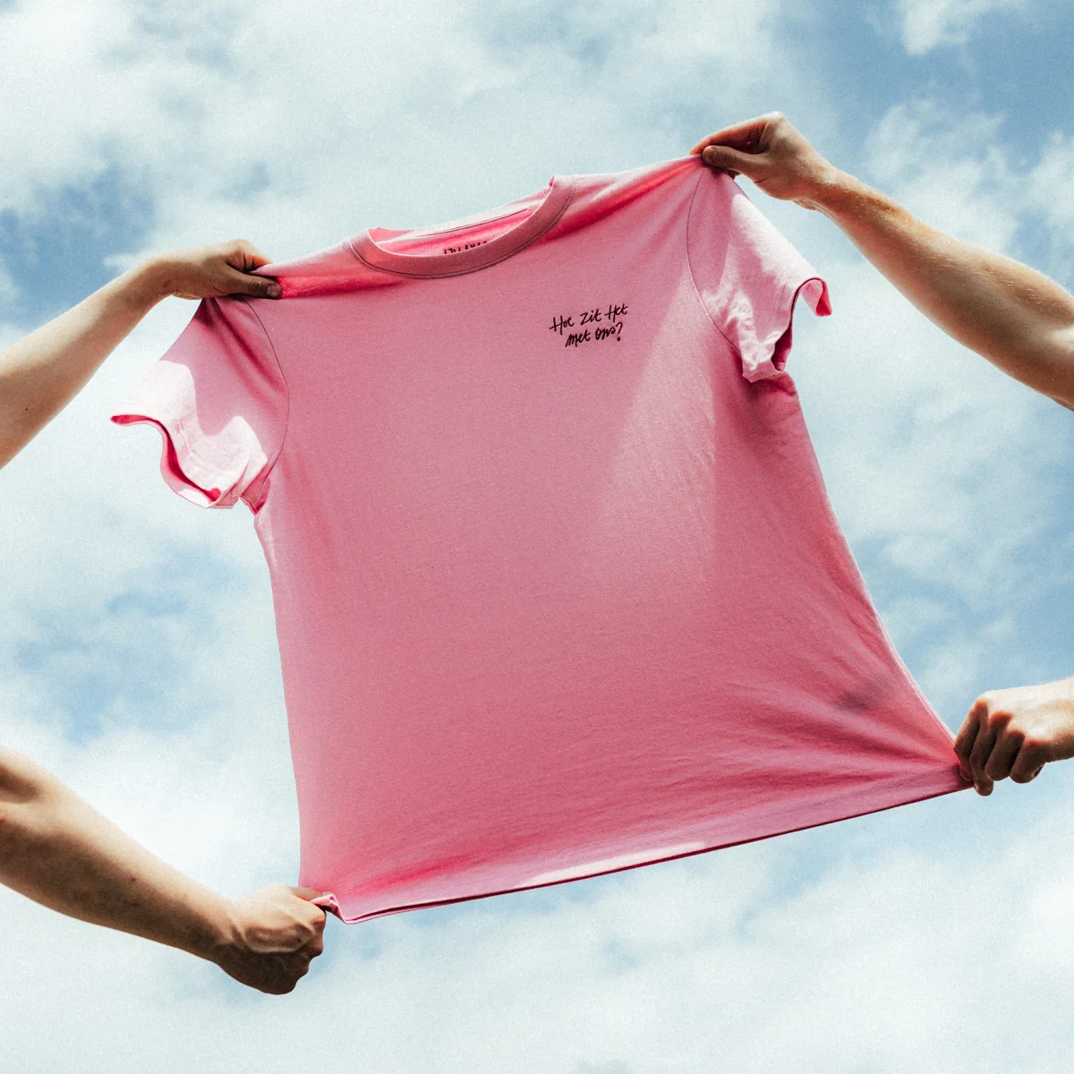 Hoe Zit Het Met Ons? (Store Exclusive Bubble Pink T-Shirt) - Image 3